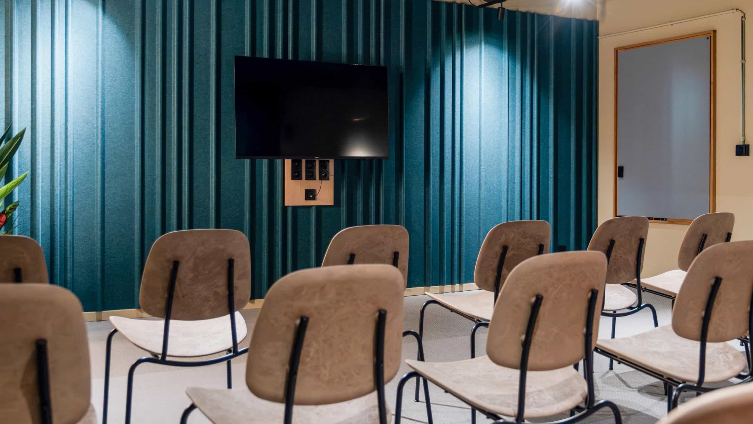Meeting room in CItybox Brussels, chairs facing the tv screen